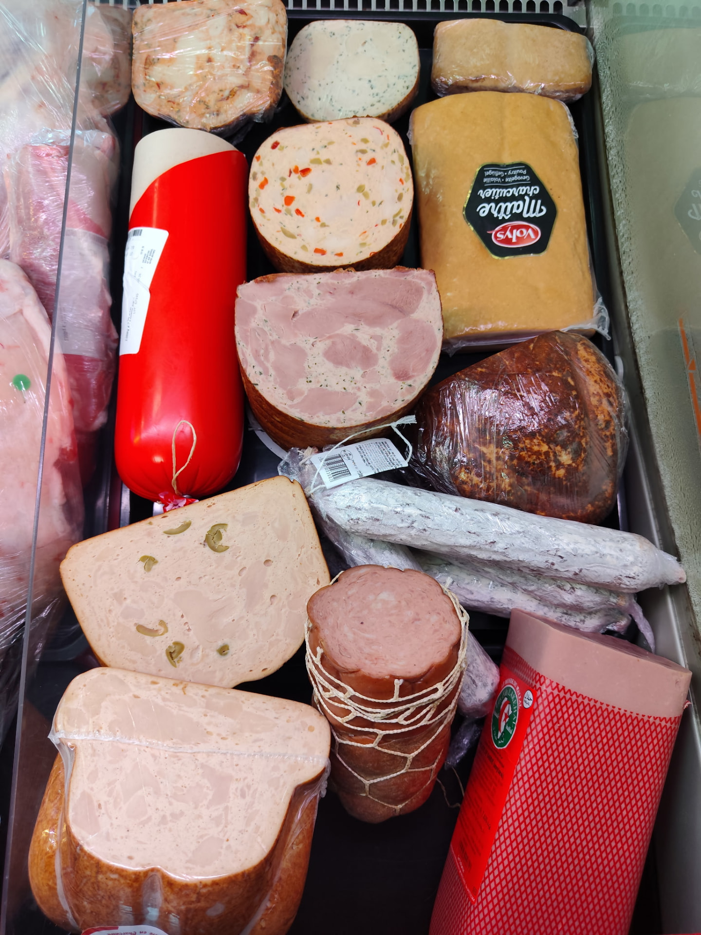 Sélection de charcuteries halal en vitrine réfrigérée