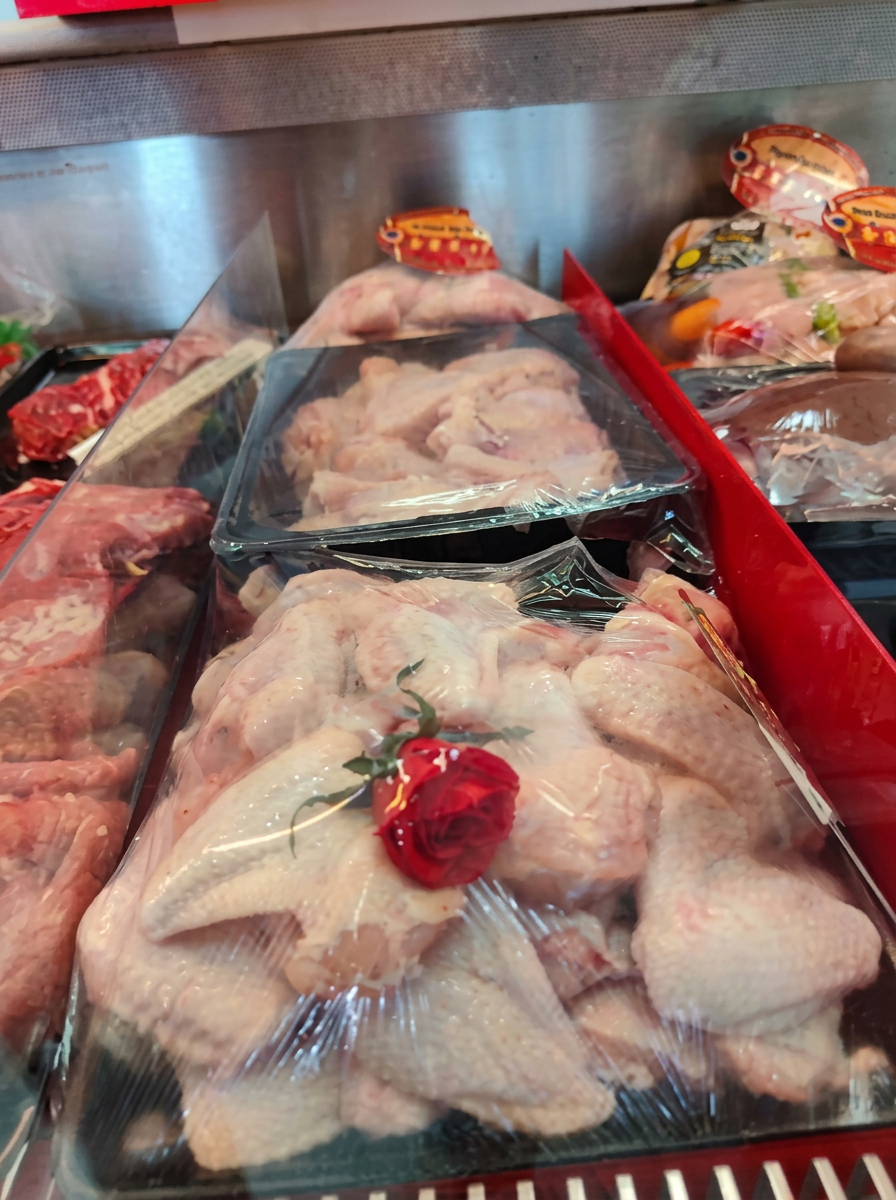 Barquettes de volaille fraîche en vitrine